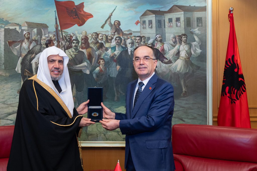 الأمين العام لرابطة العالم الإسلامي الدكتور محمد العيسى، يتقلّد أرفع أوسمة ألبانيا من يد رئيس الجمهورية