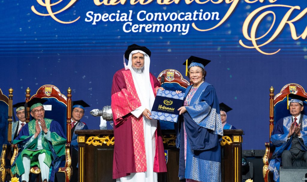 Bilang pagkilala sa kanyang namumukod-tanging pagsisikap sa diplomasya ng Islam at sa presensya ng Punong Ministro ng Malaysia: Ginawaran ng Unibersidad ng Malaya si Al-Issa ng isang honorary doctorate sa agham pampulitika.