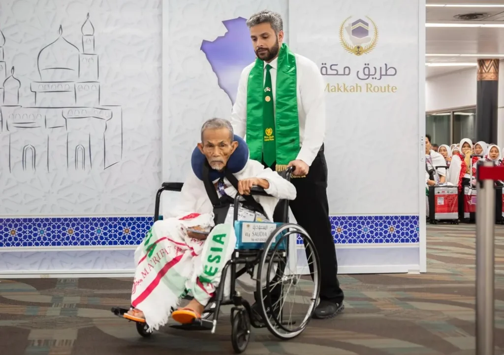 حجاج مبادرة “طريق مكة” بمطار سوكارنو هاتا الدولي بجاكرتا ينوهون بالخدمات المقدمة لهم
