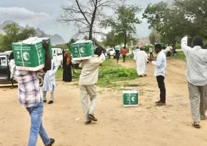 مركز الملك سلمان للإغاثة يوزع 550 سلة غذائية في ولاية كسلا بجمهورية السودان