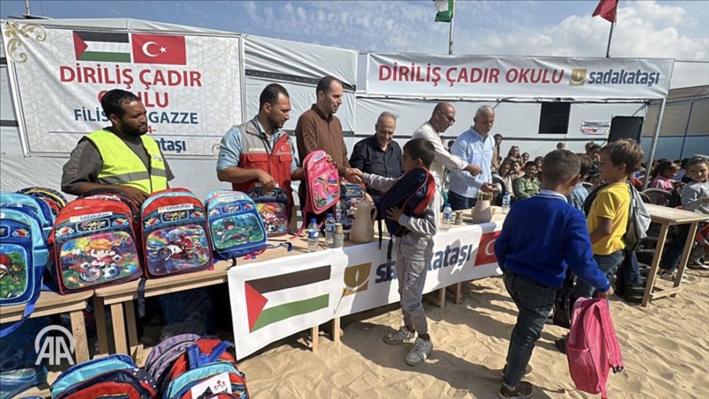 Isang Turkish relief association ang nagbukas ng isang tent school sa Khan Yunis