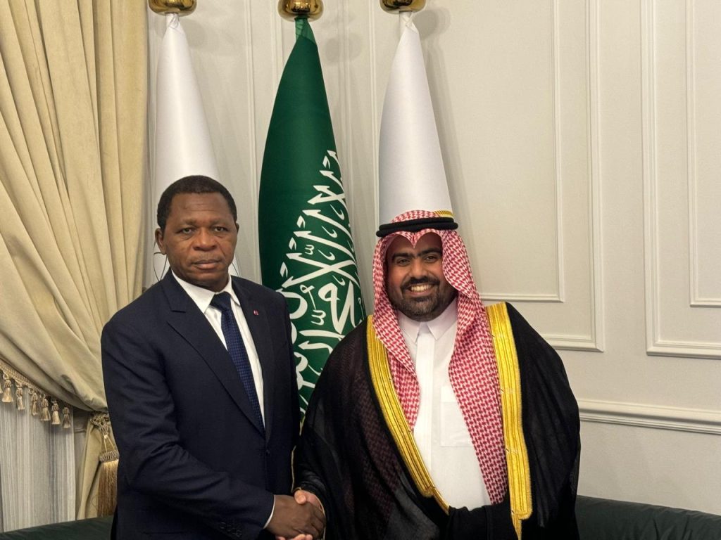 El Ministro de Administración Regional de la República de Camerún visita la sede del Fondo Islámico de Solidaridad