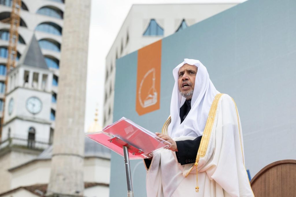 بدعوةٍ من فخامة رئيس جمهورية ألبانيا: الأمين العام لرابطة العالم الإسلامي يُلقي خطبةَ عيد الفطر في أكبر جوامع ألبانيا ومنطقة البلقان