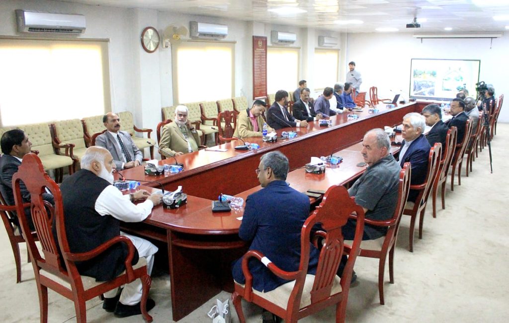 وفد لجنة التوجيه التابعة لمنظمة التعاون الإسلامي يزور جامعة “قائد أعظم”