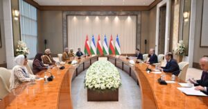 الرئيس الأوزبكي يستقبل وزير التجارة والصناعة العماني