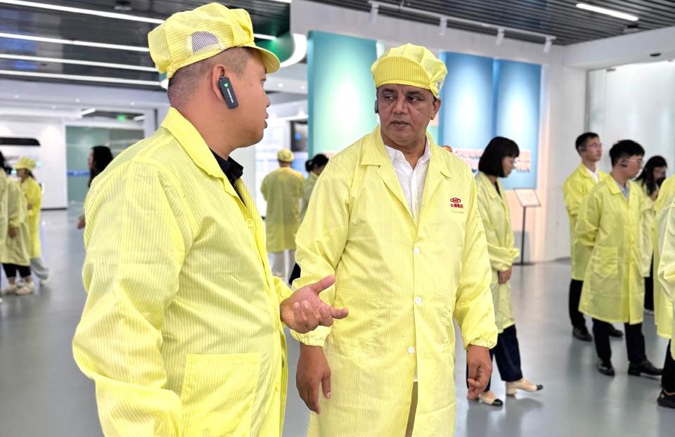 مدير عام “يونا” يزور شركة  ” XJ ” الكهربائية وفروعها في الصين على هامش مشاركته في قمة وسائل الإعلام