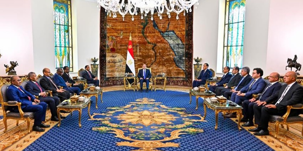 الرئيس المصري يبحث مع رئيس الوزراء السوداني العلاقات الثنائية وجهود تسوية الأزمة السودانية