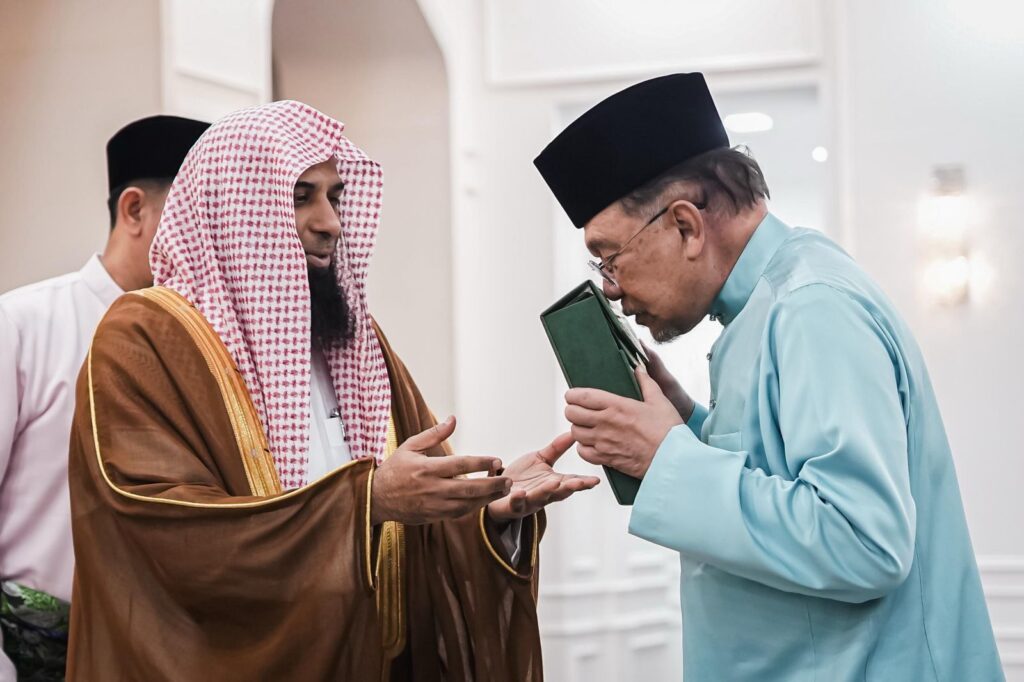 قدمّ نسخة من القرآن الكريم لدولته.. رئيس الوزراء الماليزي يستقبل الشيخ صلاح البدير ويؤكد تعزيز منهج الوسطية