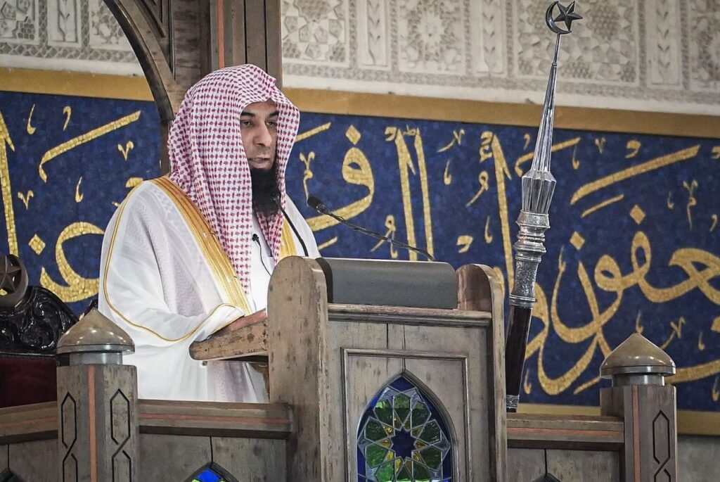 أمّ المصلين في مسجد بوترا بكوالالمبور…. الشيخ صلاح البدير في خطبة الجمعة:  احذروا دعاة الضلال والانحلال والإلحاد وتحلّوا بالحكمة والاعتدال والوسطية