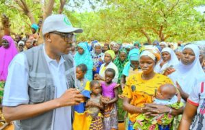 وفد منظمة التعاون الإسلامي ومؤسساتها يزور معسكر النازحين داخلياً في منطقة كايا- بوركينا فاسو