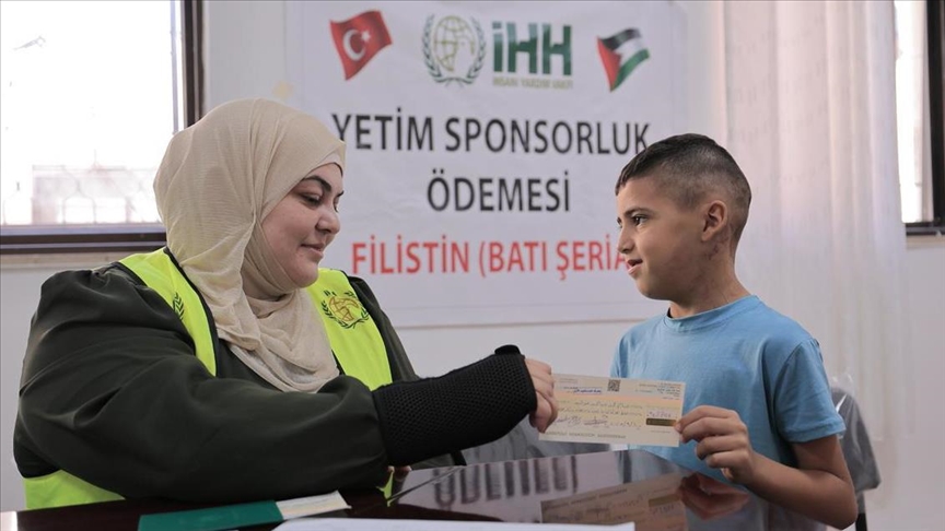 “الإغاثة الإنسانية” التركية تدعم أكثر من 26 ألف يتيم بفلسطين