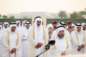 أمير دولة قطر يؤدي صلاة الاستسقاء