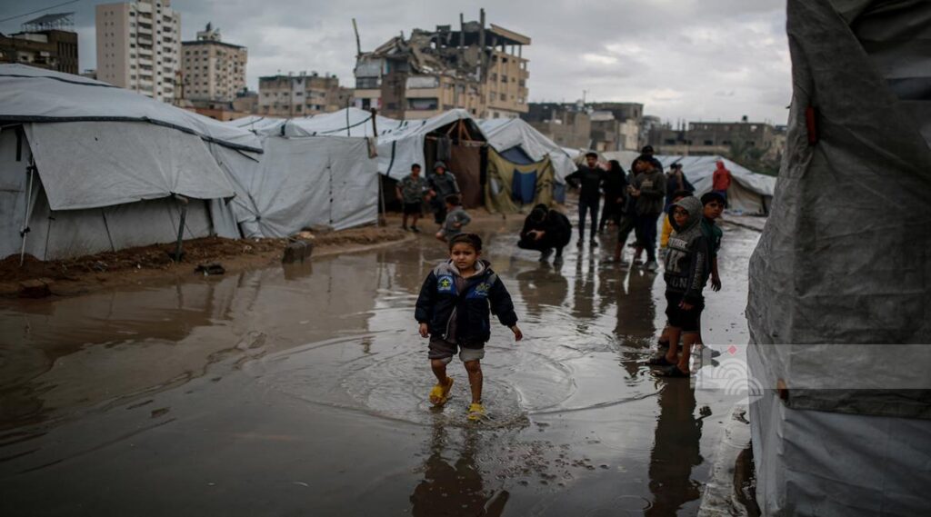 آلاف النازحين في غزة يكافحون للعثور على مأوى آمن استعدادا لطقس بارد
