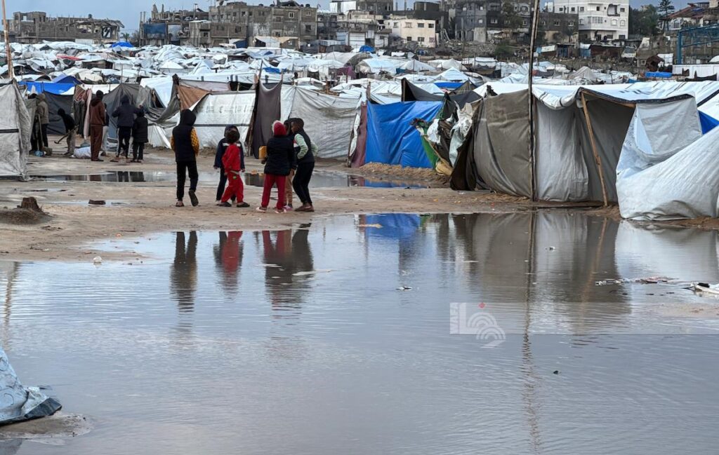 اشتداد تأثير المنخفض الجوي يفاقم معاناة النازحين في قطاع غزة