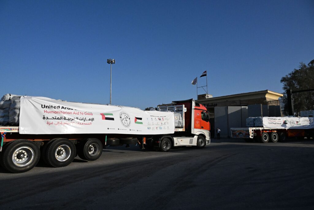 الهلال الأحمر الإماراتي يعزز جهود “الفارس الشهم 3” بقافلة جديدة تحمل كسوة الشتاء ومواد الإيواء لأهل غزة