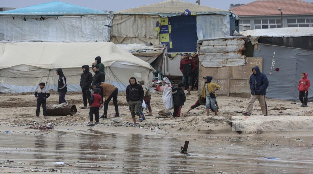 غرق مئات خيام النازحين في قطاع غزة