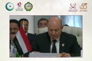 رئيس مجلس القيادة الرئاسي باليمن يدعو إلى تدابير جماعية لكبح سياسات التوسع الإسرائيلية