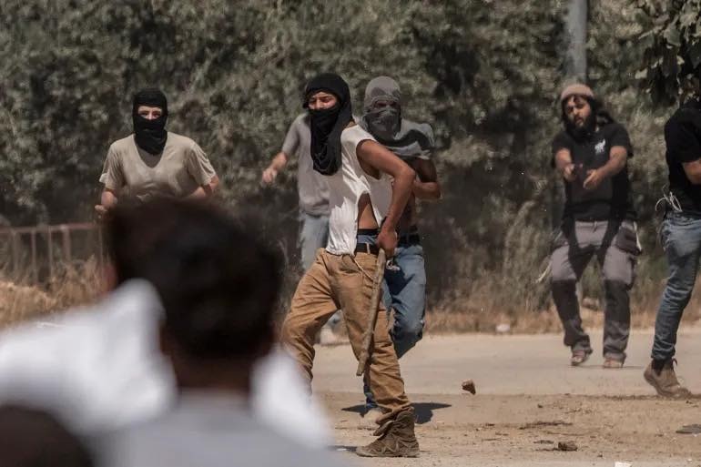 إصابة 7 مواطنين في اعتداء للمستعمرين شمال الخليل