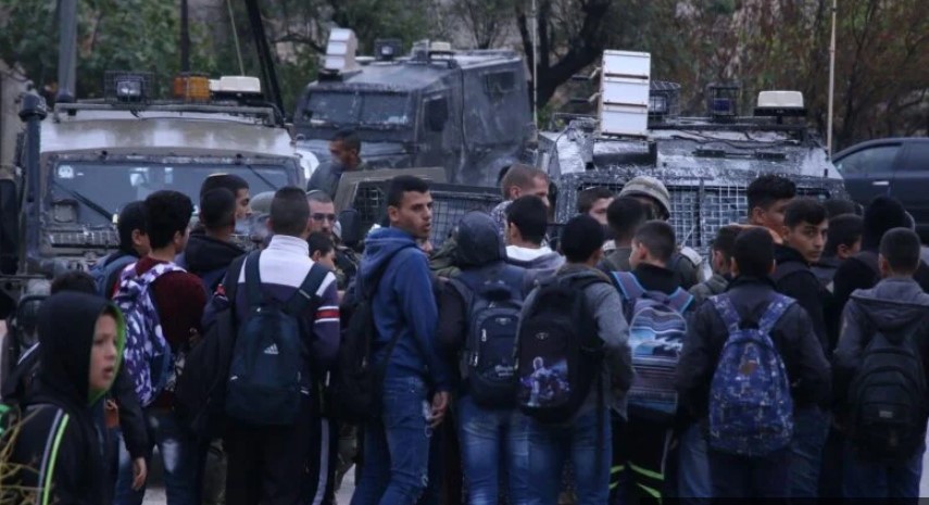 قوات الاحتلال تعرقل وصول المعلمين والتلاميذ لمدرستهم في سوسيا جنوب الخليل