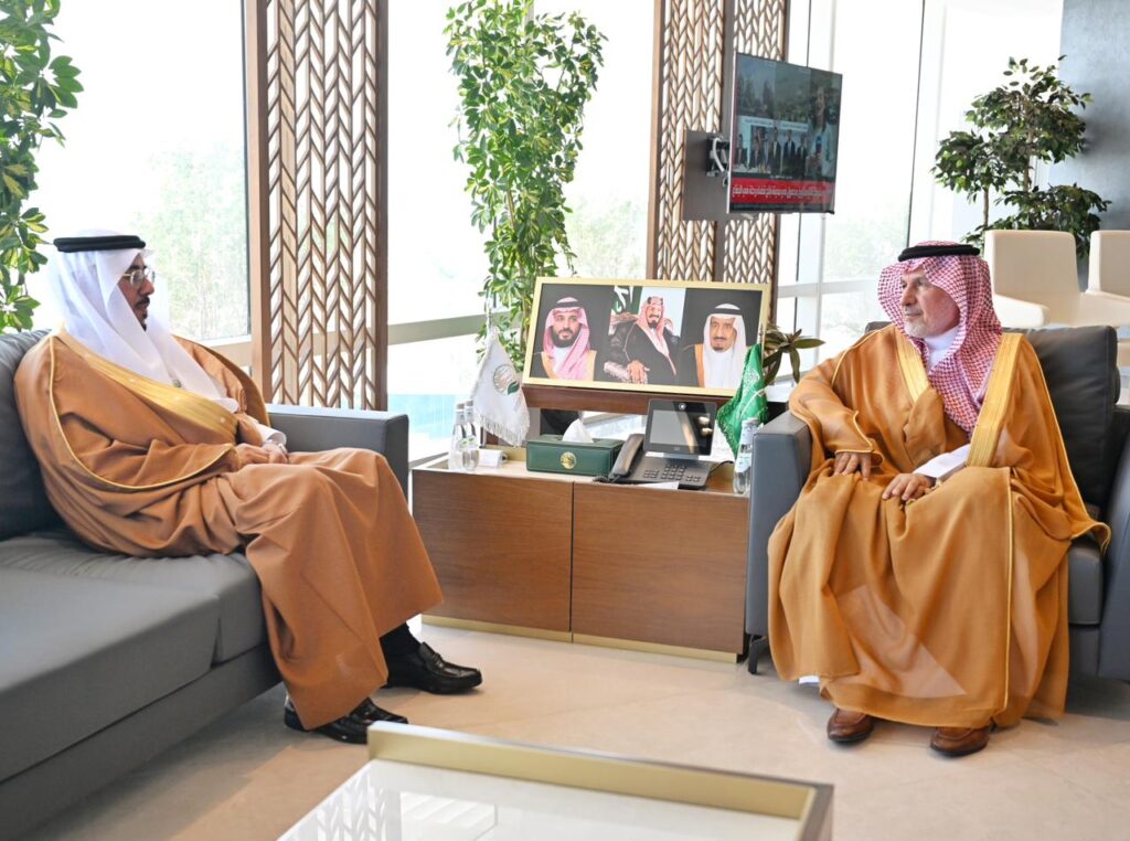 The Executive Director of the Independent Permanent Human Rights Commission meets with the General Supervisor of the King Salman Relief Center and honors him with the Commission's shield.&nbsp;
