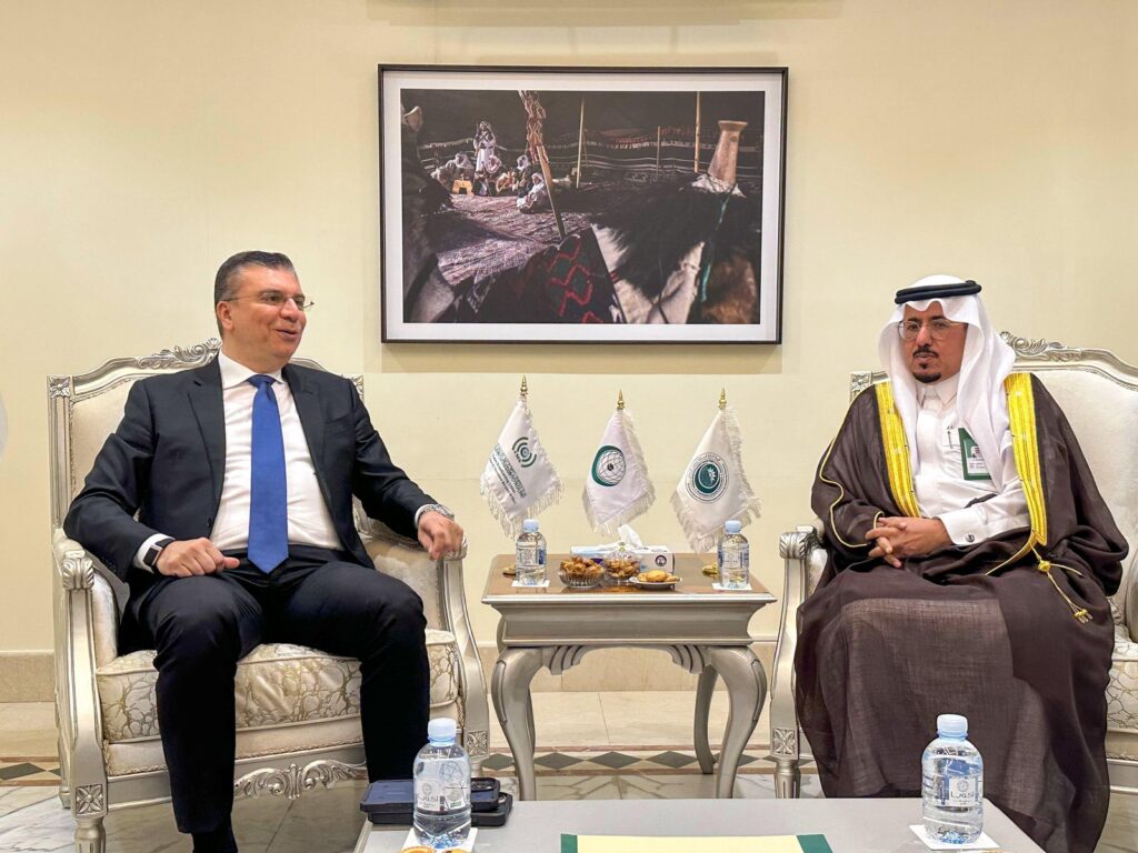 Le directeur exécutif de la Commission permanente indépendante des droits de l'homme reçoit le président de l'Union des organisations de radio et de télévision de l'Organisation de la coopération islamique pour discuter des perspectives de partenariat.