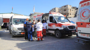 الهلال الأحمر ينفذ عملية إجلاء جديدة لـ33 مريضاً من قطاع غزة عبر معبر رفح